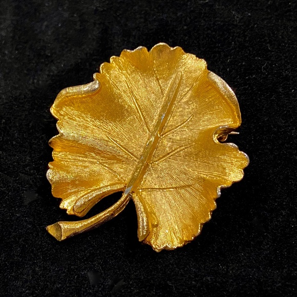 J16-Vintage Classic Gold Plated BSK Leaf Brooch - Picture 3 of 8